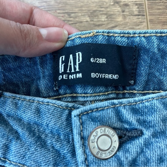 Gap Boyfriend Fit Lightwash Raw Hem Jeans - Picture 5 of 9